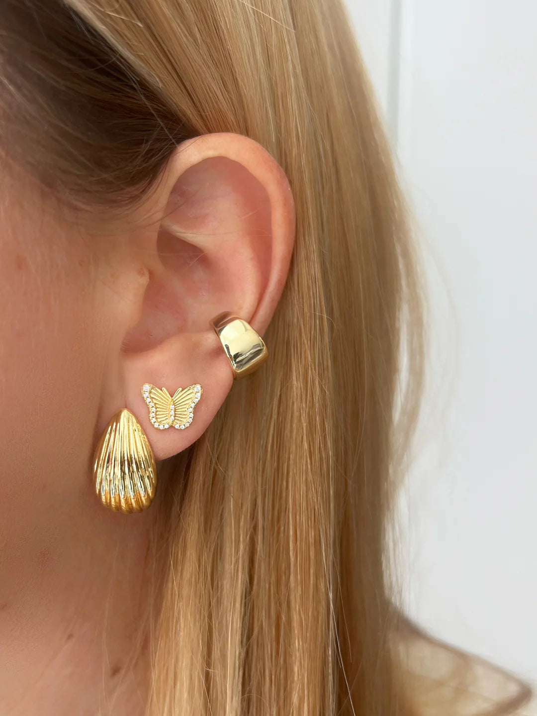 GOLD FLUTED DROP EARRINGS