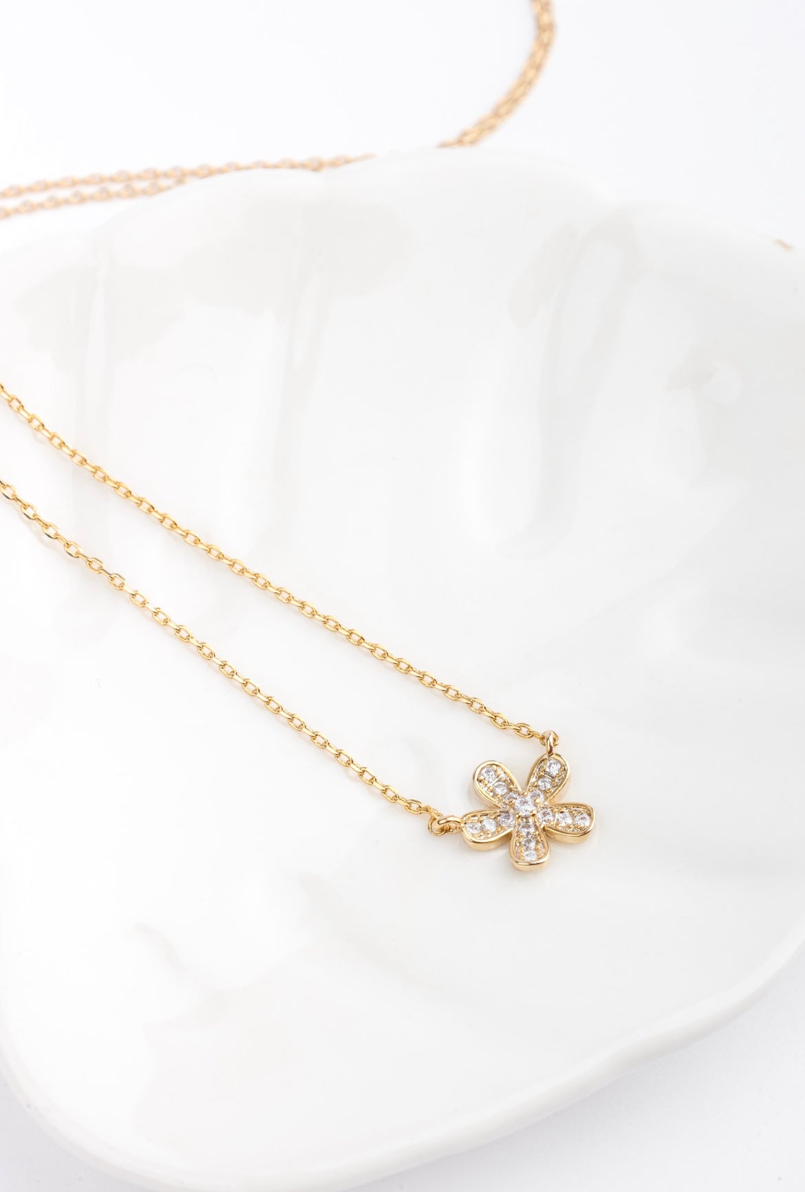 FLOWER DIAMOND NECKLACE